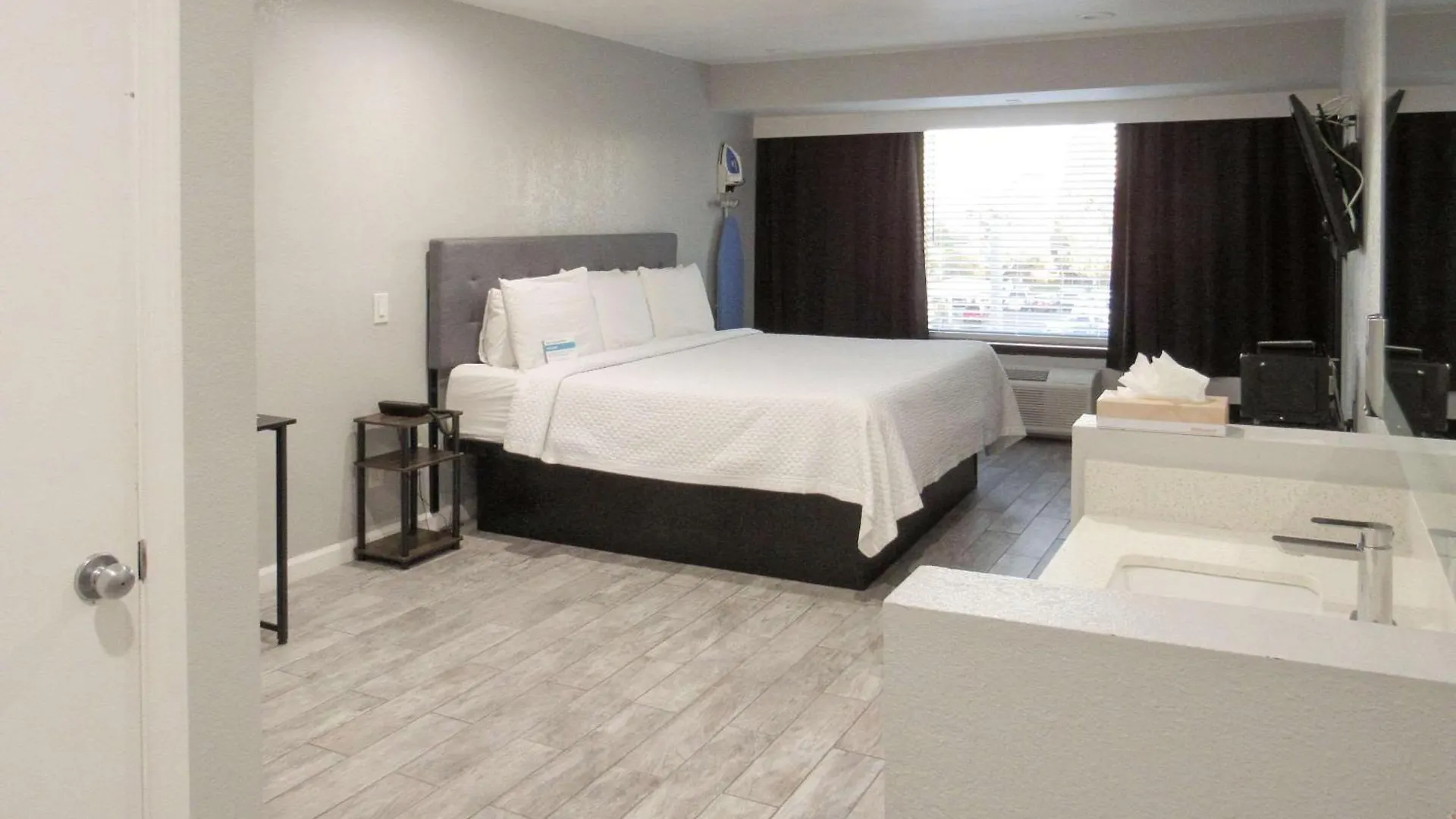 Capri Suites Anaheim Hotel